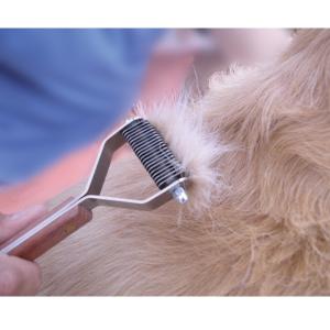 Show Tech Speed Stripper underullskarda för hund. Finns i flera olika bredder och grovlekar.