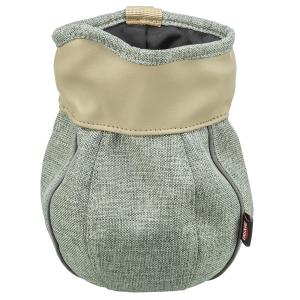 Trixie Goody bag väska för belöningsgodis. Ljust olivfärgat konstläder, grönmelerat tyg.