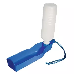 Vattenflaska med blå drickskål