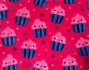 Vetbed Cupcakes, rosa med blå cupcakes. Hundfäll med gummerad baksida. Tre storlekar.