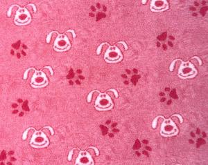 Vetbed hundfäll Filur rosamelerad med hundar och tassar. Gummerad baksida.