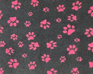 Vetbed hundfäll mörkgrå med rosa stora och små tassar. Gummerad baksida.