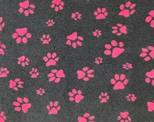 Vetbed hundfäll mörkgrå med rosa stora och små tassar. Gummerad baksida.