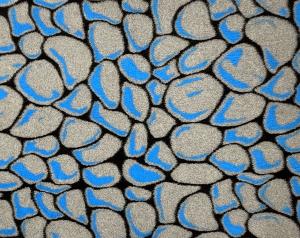 Vetbed Pebbles hundfäll, grå, svart och blå. Med gummerad baksida.