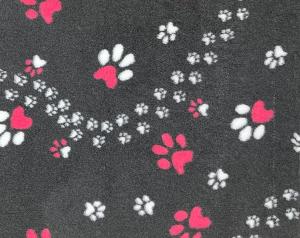 Vetbed hundfäll Slinga, mörkgrå med rosa och vita tassar. Gummerad baksida.