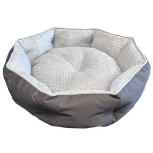 Åttakantig hundbädd, grå utsida och mönstrad insida i grått och vitt. Diameter 50 cm, höjd 15 cm.