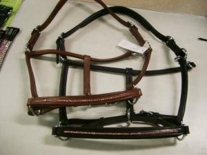 Lädergrimma med rosa stenar