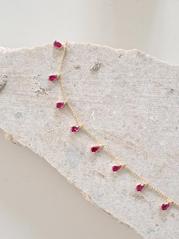 Amanda halsband med rosa zirkonstenar, guldpläterad.