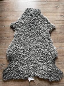 Nr. 2304 ljusgrått mellanlockigt lammskinn med hög glans från Smedstad Fårgård.