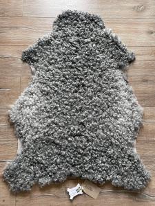 Nr 2302 Ljusgrått  lammskinn med ljusare Sidor från Smedstad Fårgård.