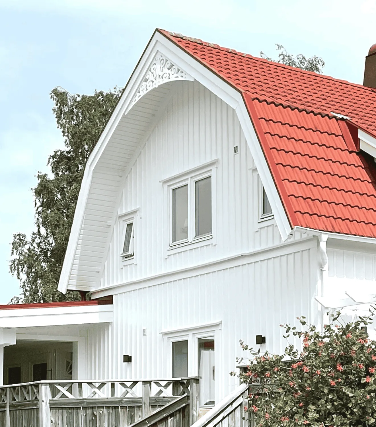 Ein weißes Haus mit Zierornamente, Giebelverzierung 011 für Dach und Fassade - Giebel und Winkel dekorieren mit Pfettenbrett. Hergestellt aus Holz in Schweden.