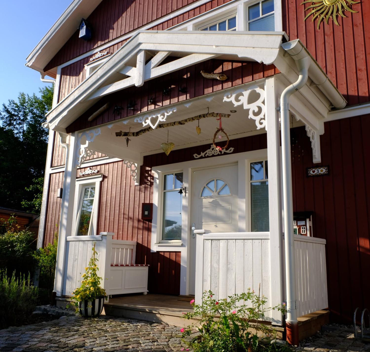 A white Swedish porch and house with wooden bracket 002A - Gaveldekor