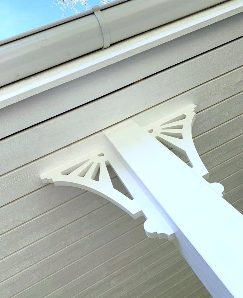 Eckkonsole 060 - Eine weißes Veranda, dekoriert mit dem Ziergiebel von Gaveldekor aus Schweden.