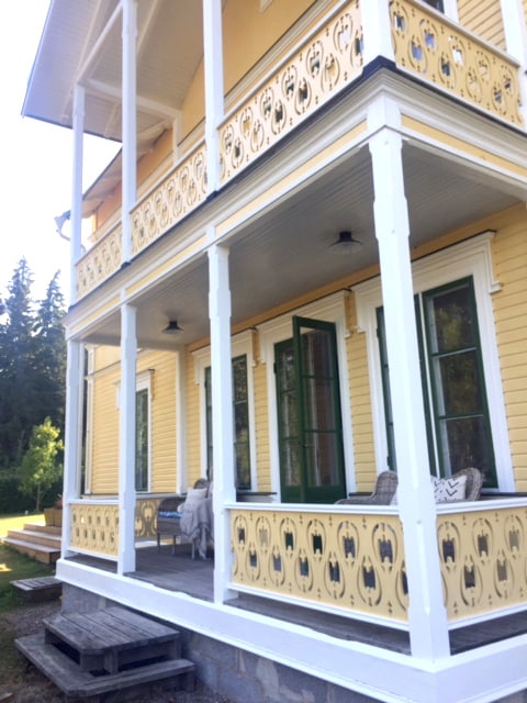 A yellow traditional Swedish house with decorative baluster 052