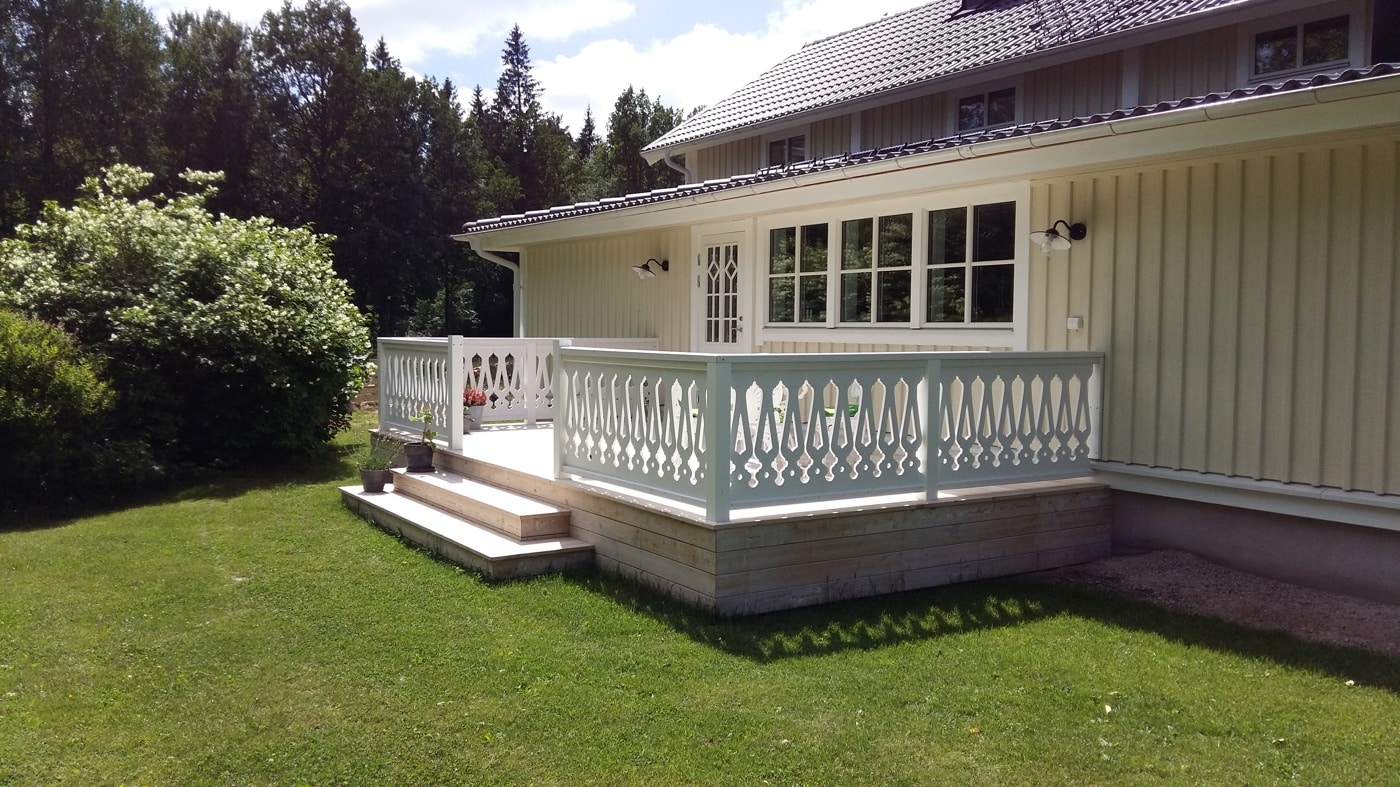 Ziergeländer 003 und Zierzäune im schwedischen Stil. Hergestellt aus Holz in Schweden.