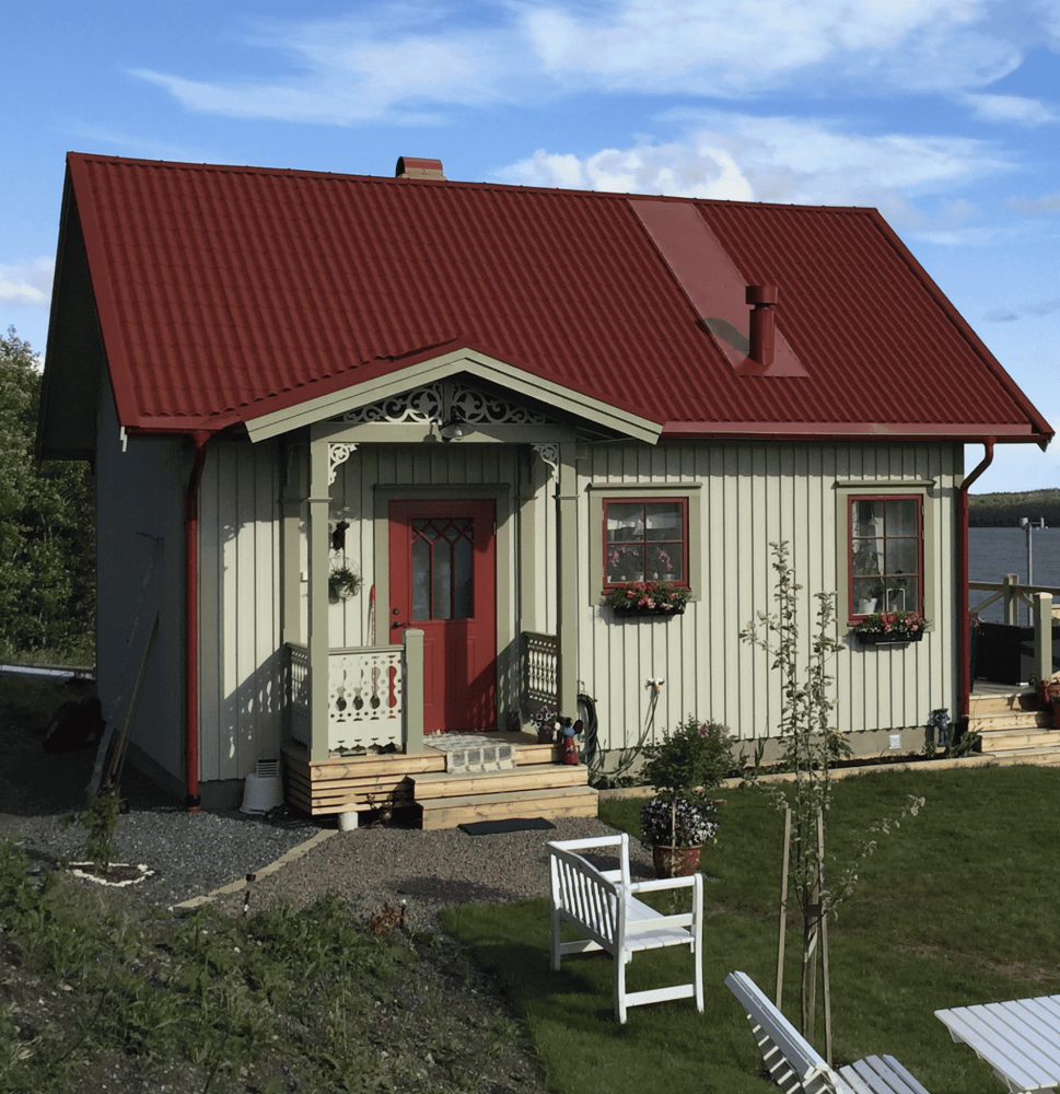 Grönt hus med fyllnadsdekor 020 och konsol 008 - Inspirationsbild med klassisk snickarglädje fyllnadsdekor 001 och ornament från Gaveldekor