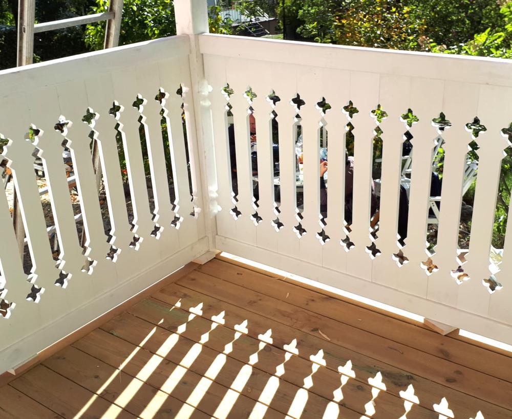 A white balcony fence with baluster 011