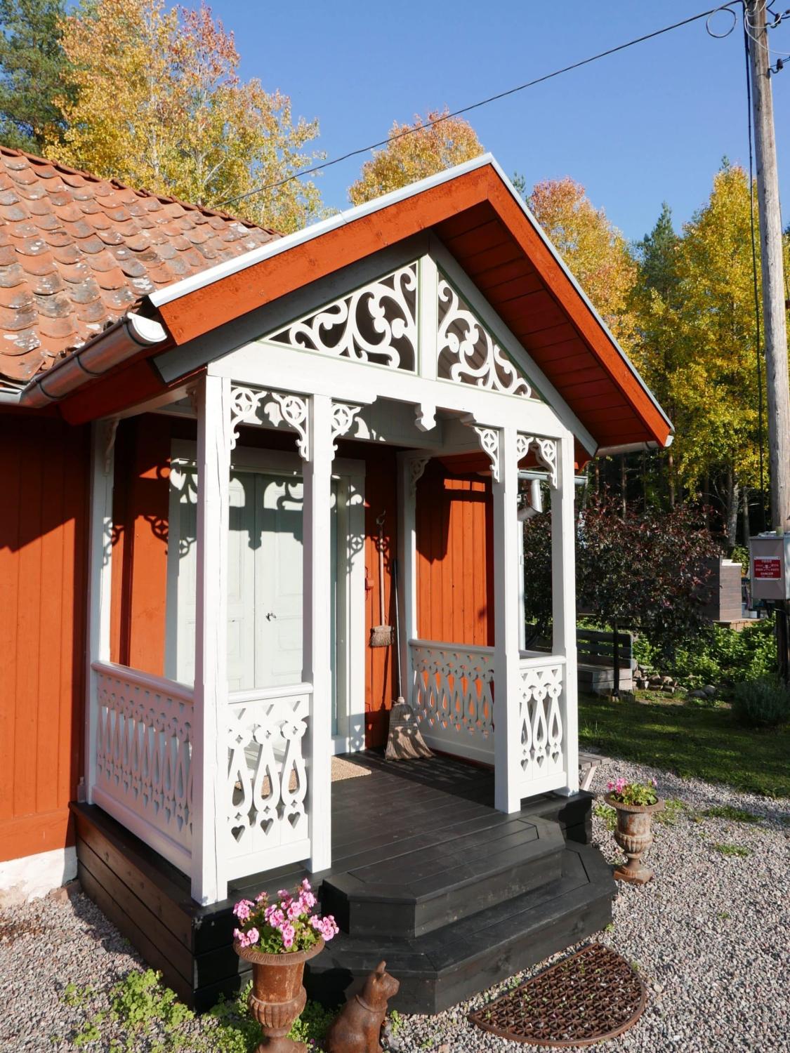 Ein rotes Haus mit Giebelverzierung 090 für Dach und Fassade - Giebel und Winkel dekorieren