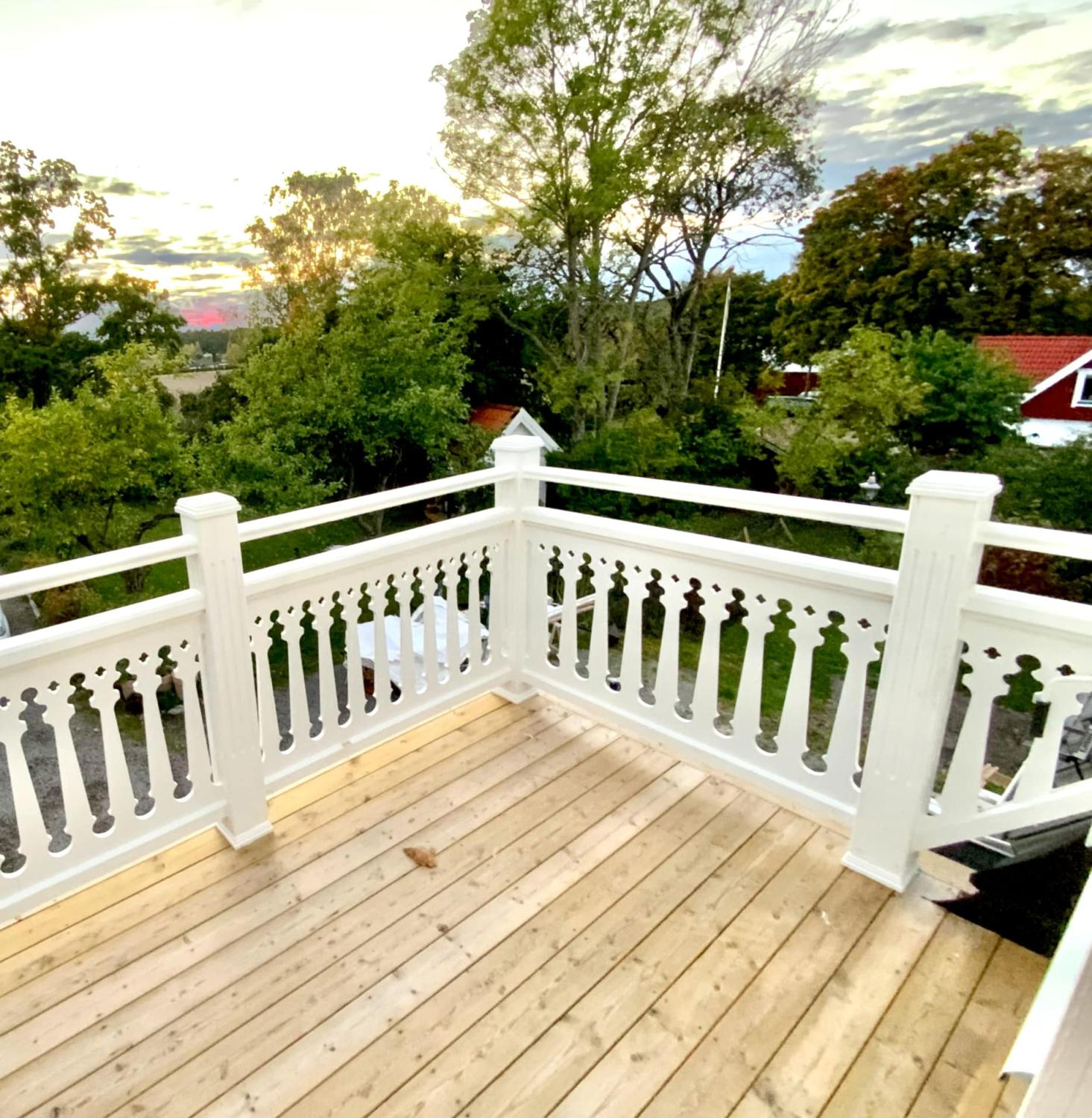 A white painted balcony fence with railing and baluster 040