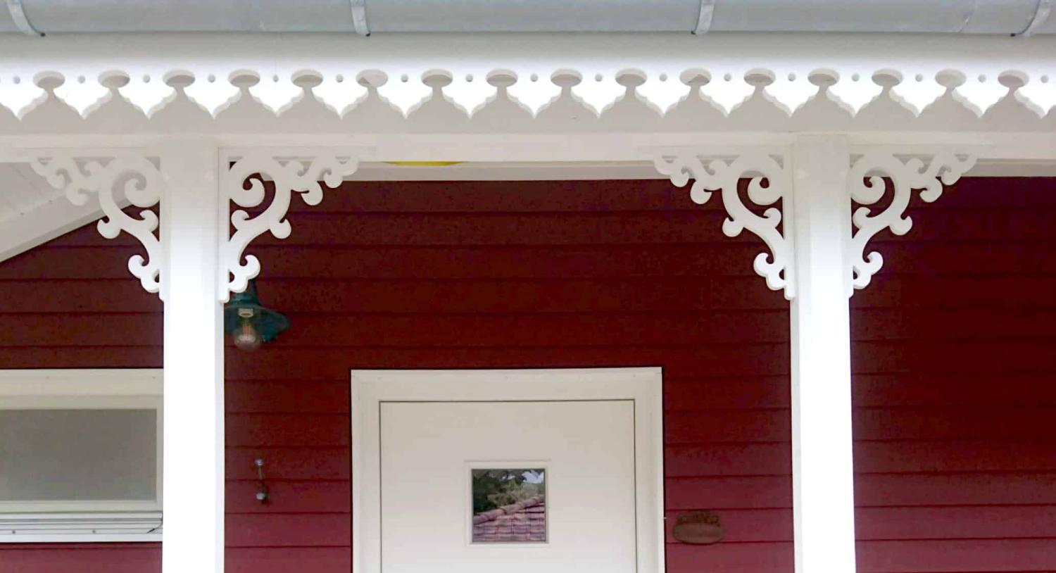 A red Swedish house with ornaments and decorative bracket 001