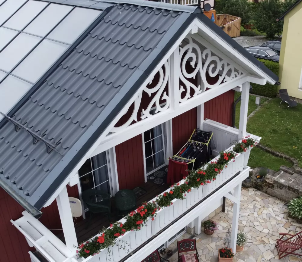 Rött hus med fyllnadsdekor nr 001 - gammaldags snickarglädje med ornament och dekoration till tak, farstukvist och nock