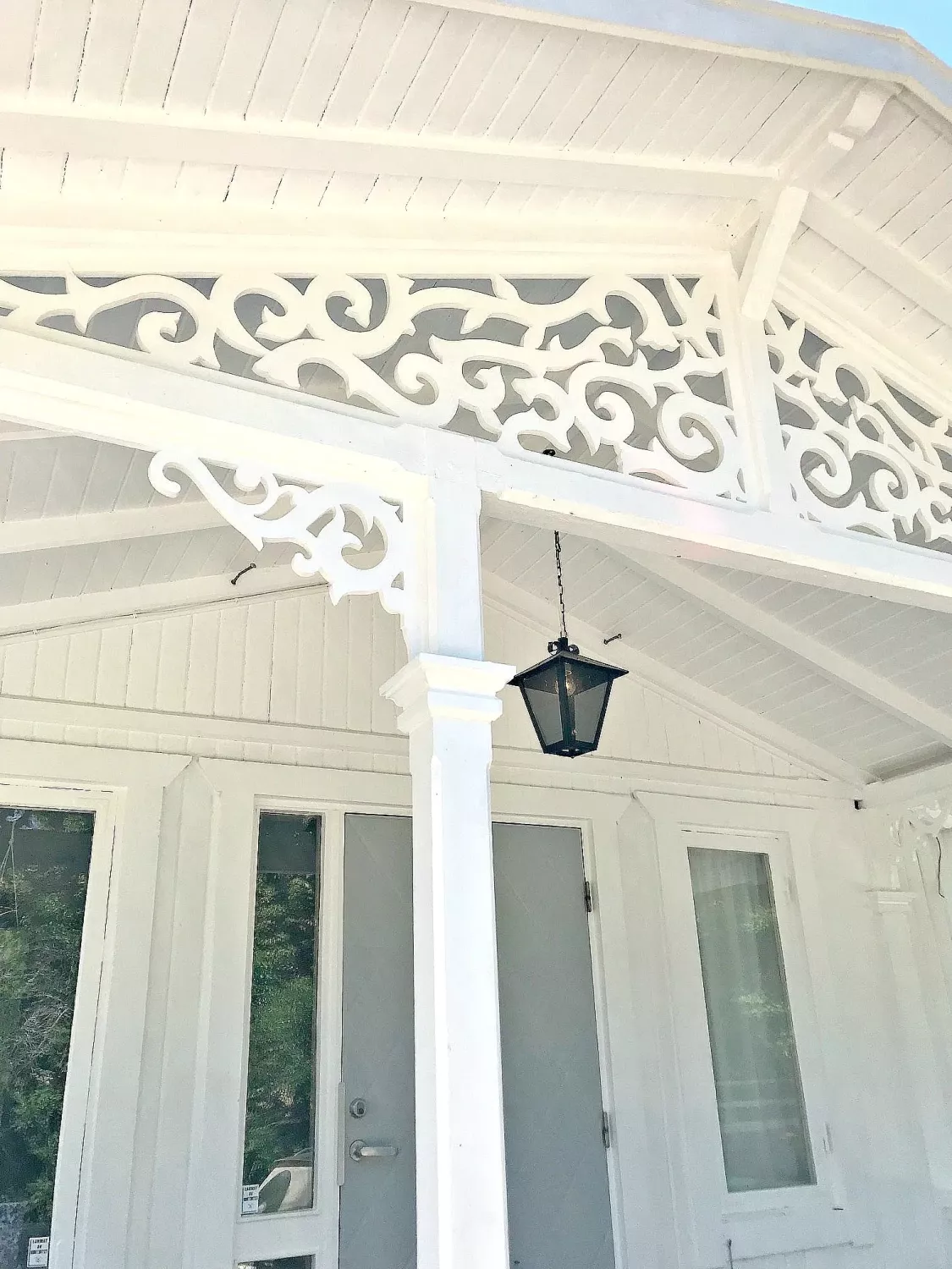 A classic white porch with wooden bracket 020 from Gaveldekor. - A porch inspired by the turn of the century and the 19th century - House decoration and decoration for the roof ridge - made in Sweden - unique design.