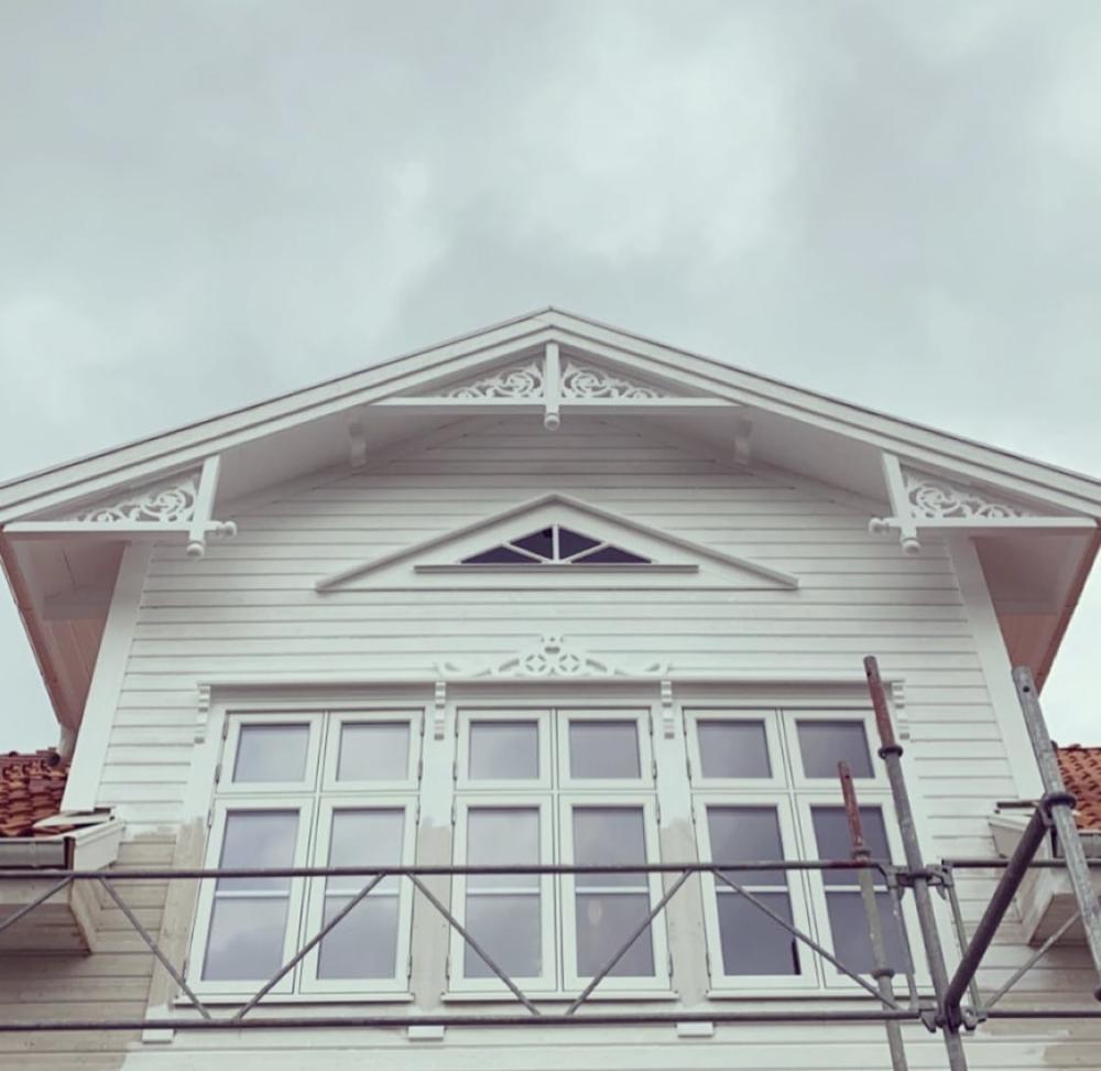 Fyllnadsdekor nr 040 - gammaldags snickarglädje med ornament och dekoration för infällnad i befintligt ramverk eller direkt på fasad.