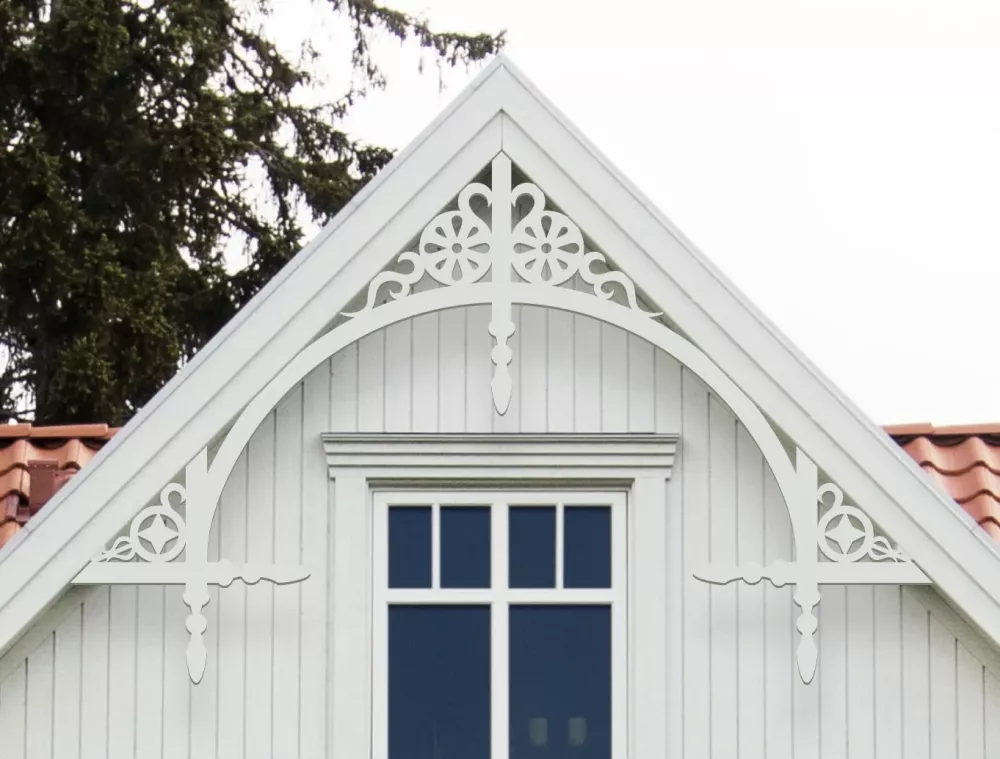 Gavelornament nr 001 med snickarglädje för dekoration av tak och taknock. Här visar vi gavelornamentet där övre ramen i ornamentet skjuts upp bakom vindskivan, ett annat sätt att montera dekoren på.