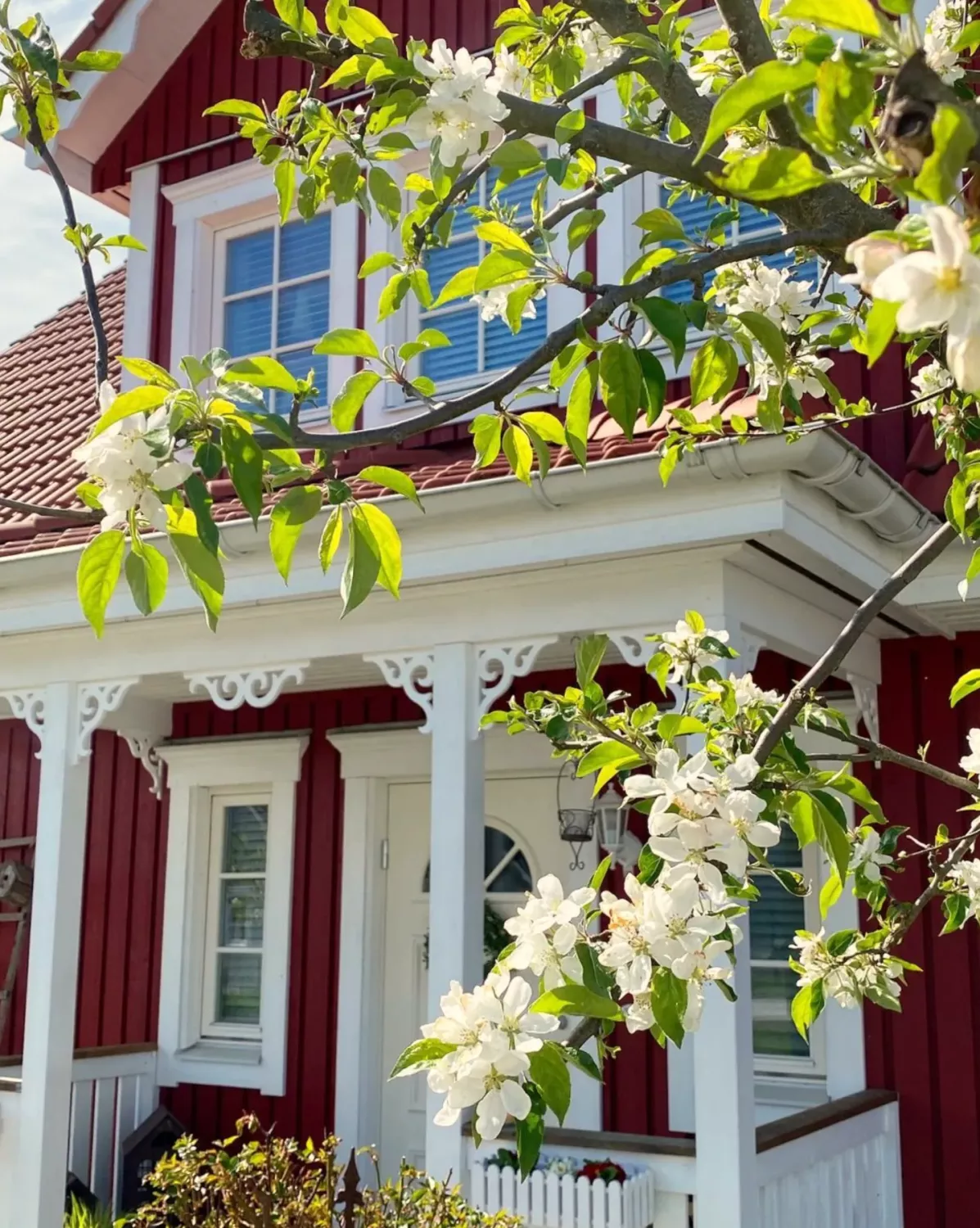 A red porch decorated with victorian bracket buddy 016 and brackets from Gaveldekor in Sweden.