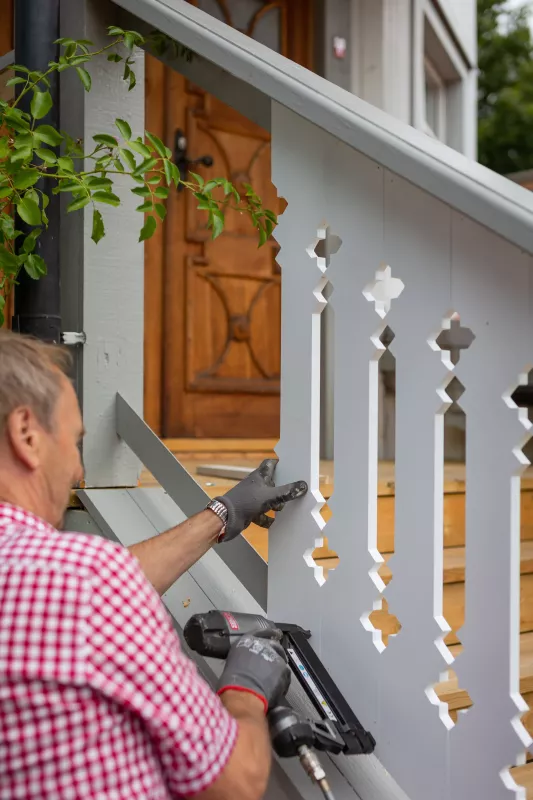 Montering av en elegant trappa och trapptäcke till en veranda med vitmålade räcken i sekelskifte och 1800-tals stil - gammaldags trästaket till trapp med viktoriansk stil - Gaveldekor Snickarglädje
