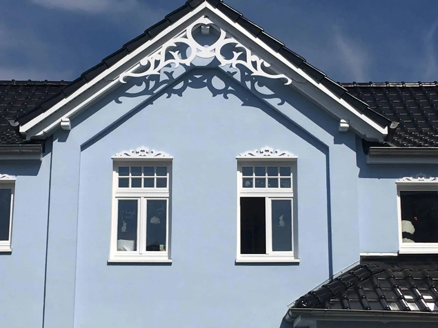 Gable pendant 002 - A blue house with victorian decoration for gables, eaves & bargeboards from Swedish Gaveldekor