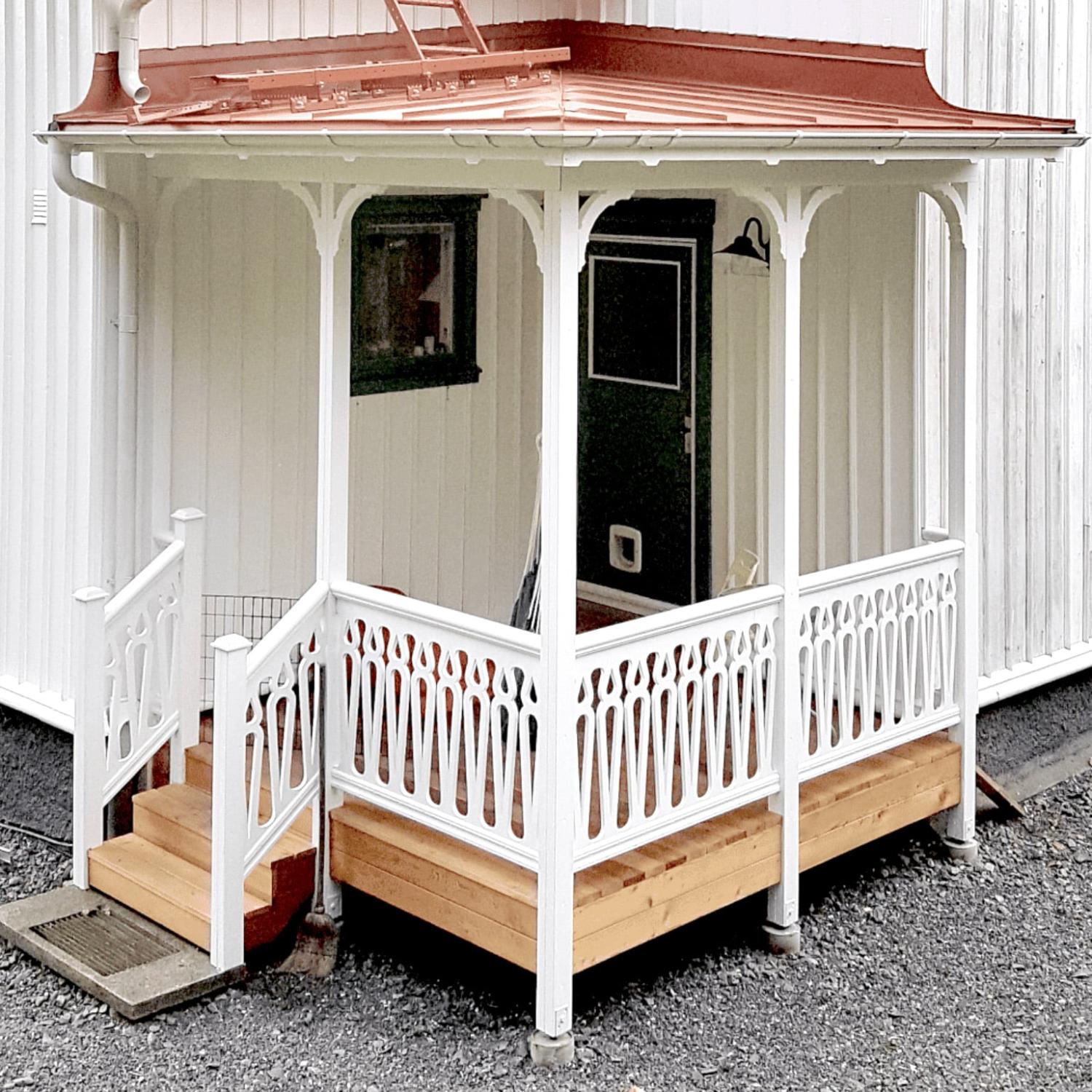 A white porch with baluster 014 from Swedish Gaveldekor