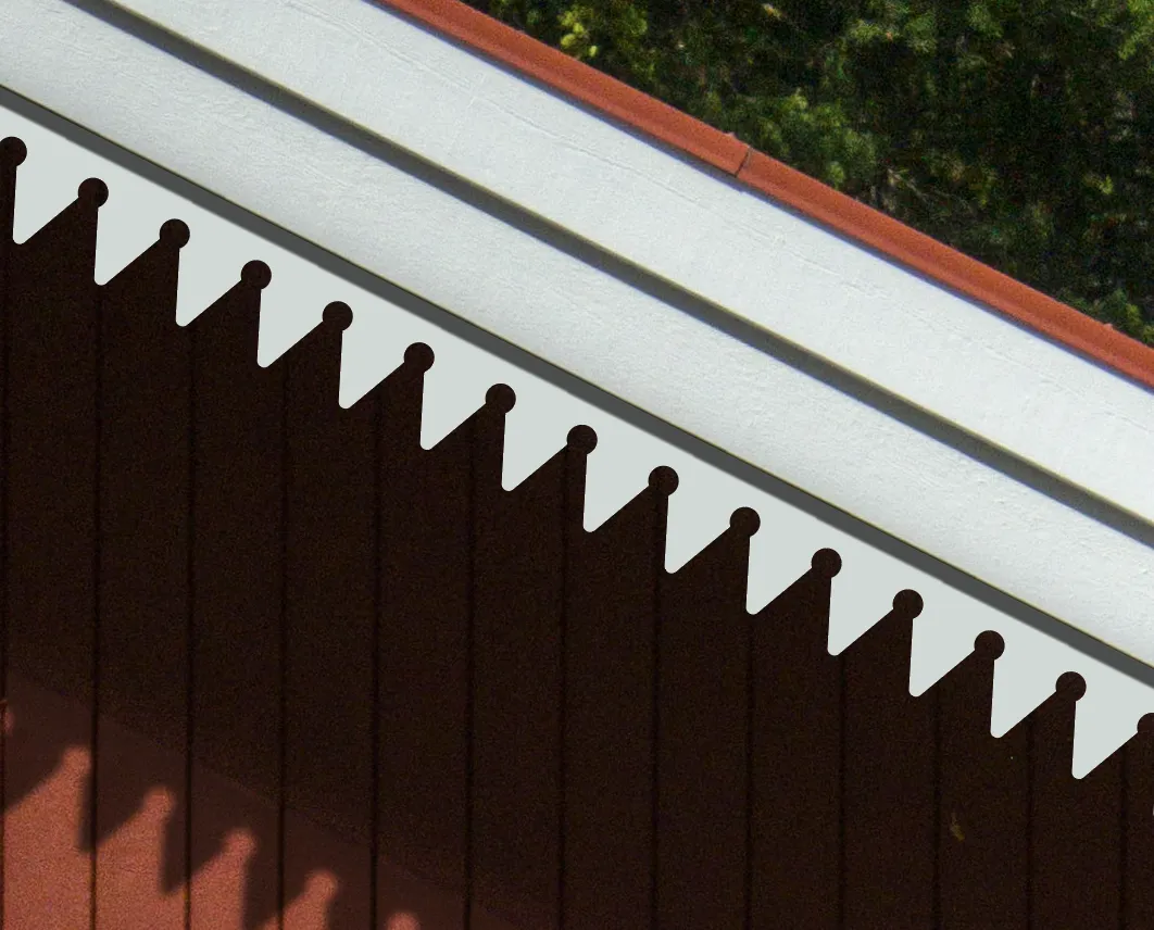 Ein rotes Haus, dekoriert mit dem Pfettenbrett 032. Hergestellt aus Holz in Schweden.
