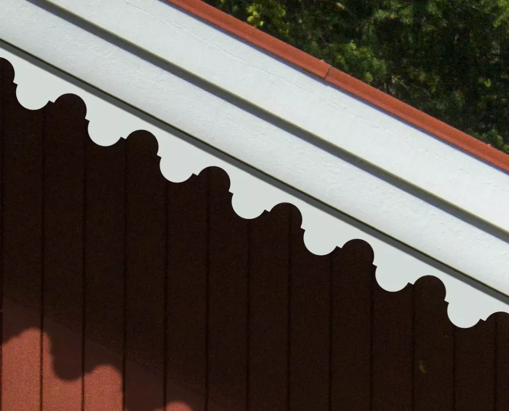 Ein rotes Haus, dekoriert mit dem Pfettenbrett 033. Hergestellt aus Holz in Schweden.