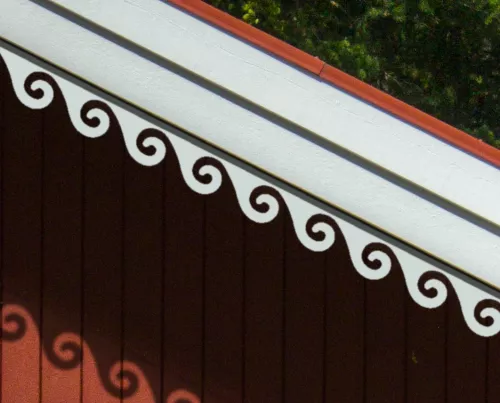 Rött hus med vindskivedekor nr 001 - Trälister med mönster av kringlor som snickarglädje och husdekor för vindskiva, tak ock taknock.