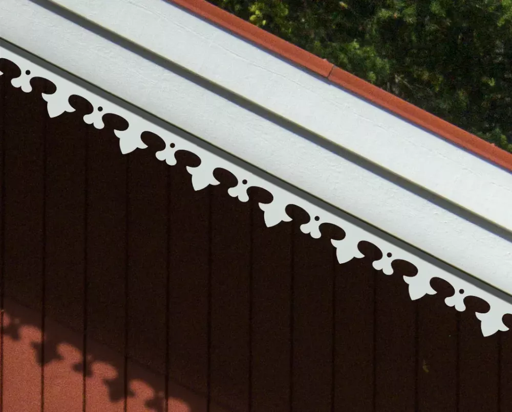 Ein rotes Haus, dekoriert mit dem Pfettenbrett 006. Hergestellt aus Holz in Schweden.