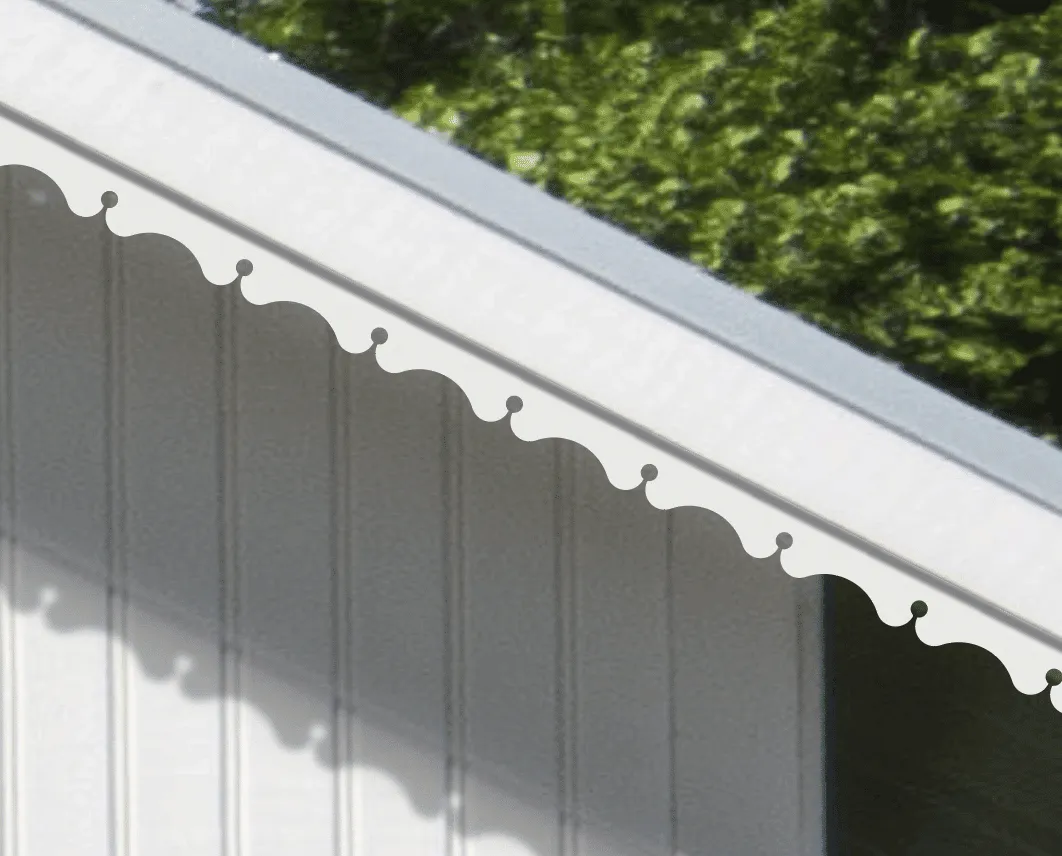 Vitt hus med vindskivedekor 007 - Trälister med snickarglädje och husdekor för vindskiva, tak ock taknock.