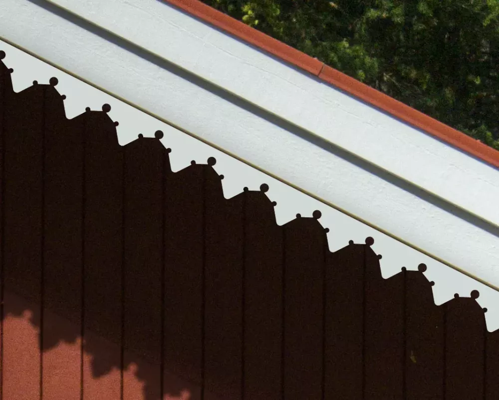 Ein rotes Haus, dekoriert mit dem Pfettenbrett 010. Hergestellt aus Holz in Schweden.