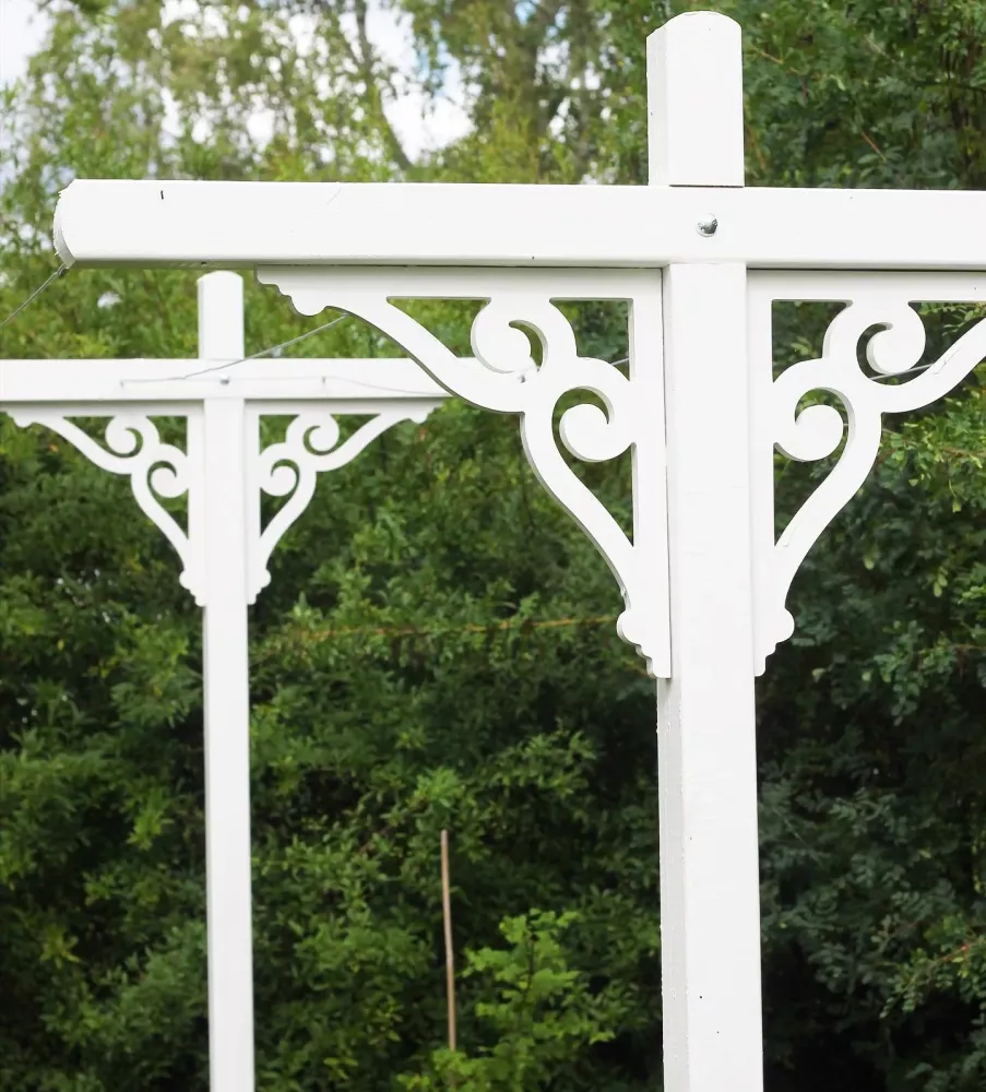 Old-fashioned laundry rack with carpentry joy in an old and vintage style. White posts with wooden brackets from Gaveldekor - Beautiful drying rack.