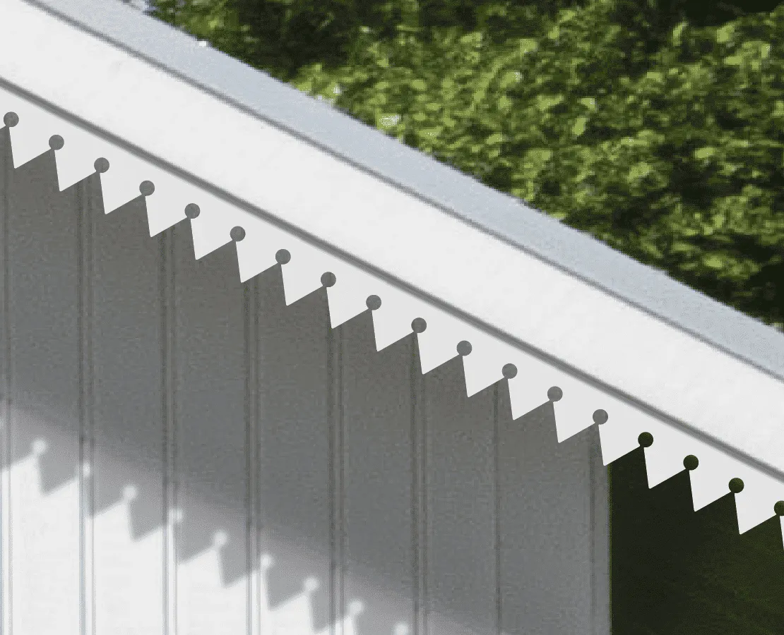 Ein weißes Haus, dekoriert mit dem Pfettenbrett 019. Hergestellt aus Holz in Schweden.