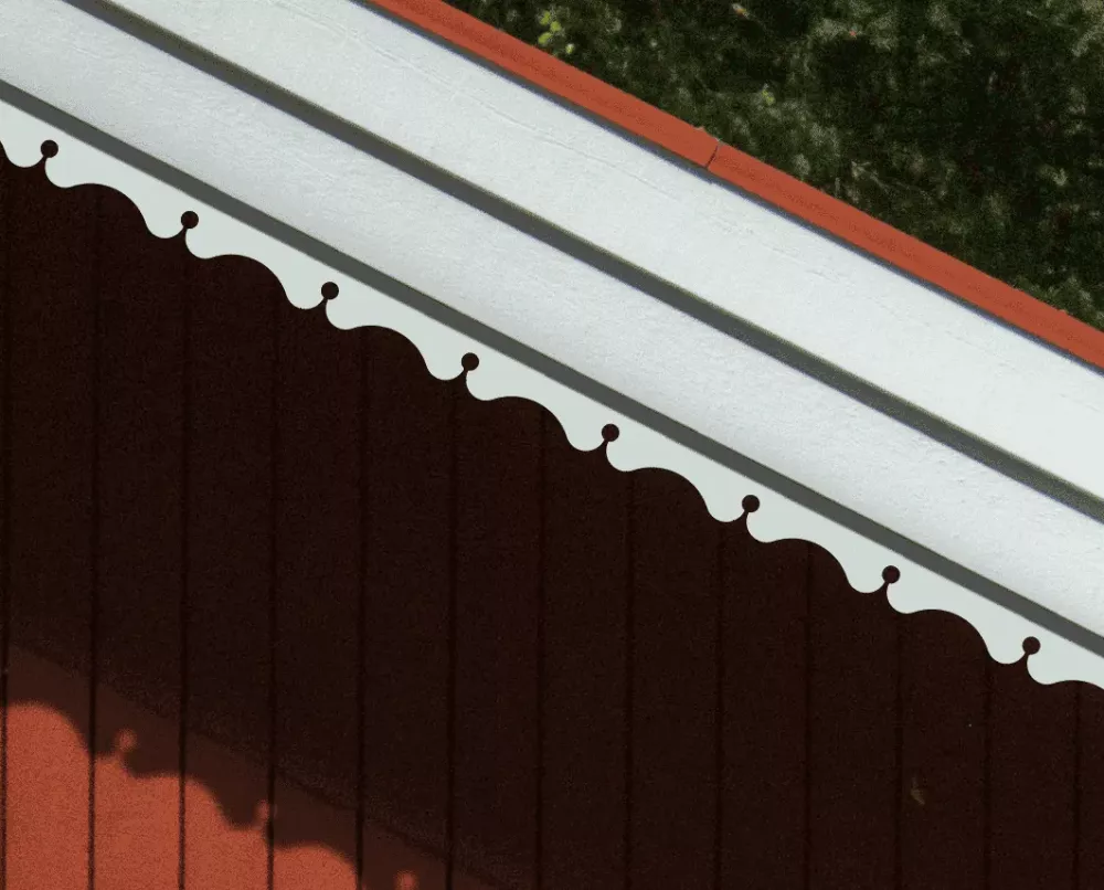 Ein rotes Haus, dekoriert mit dem Pfettenbrett 006. Hergestellt aus Holz in Schweden.