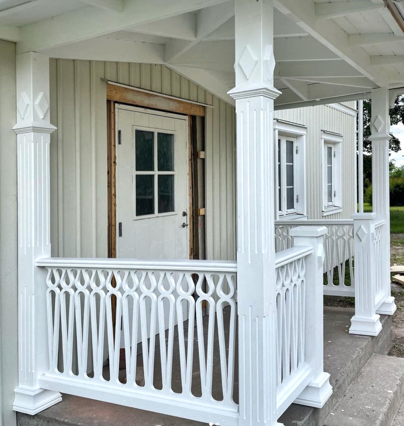 Vitt hus med räcke 014 som Inspirationsbild med klassisk snickarglädje och ornament från Gaveldekor