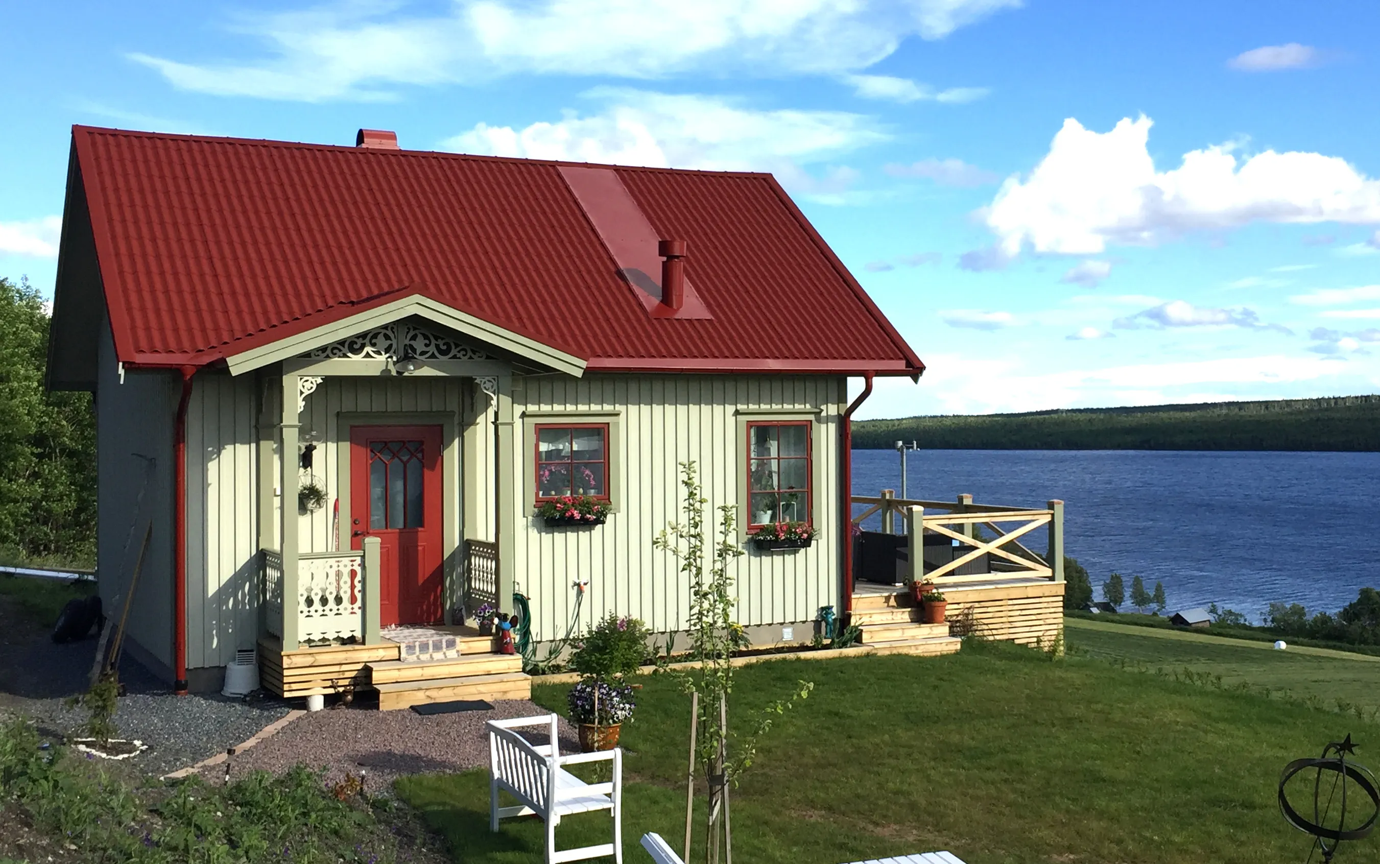 Eine Veranda, inspiriert vom Jahrhundertwechsel und dem 19. Jahrhundert - Hausdekoration und Dekoration für den Dachfirst - hergestellt in Schweden - einzigartiges Design.