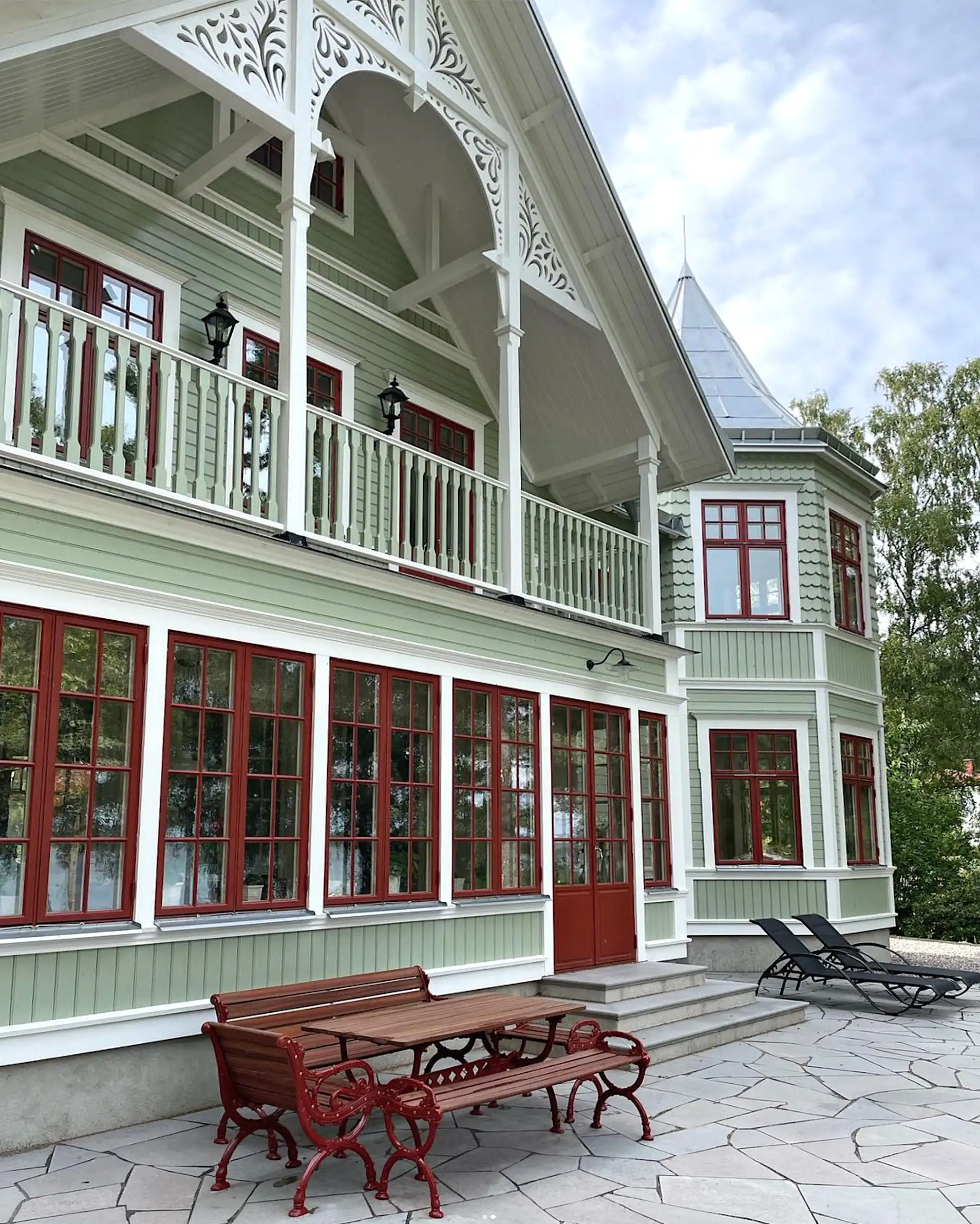 Grönt hus med veranda och mycket snickarglädje - träkonsoler -  Röda fönster med inspiration från sekelskifte och 1800-tals Jugend - Gaveldekor