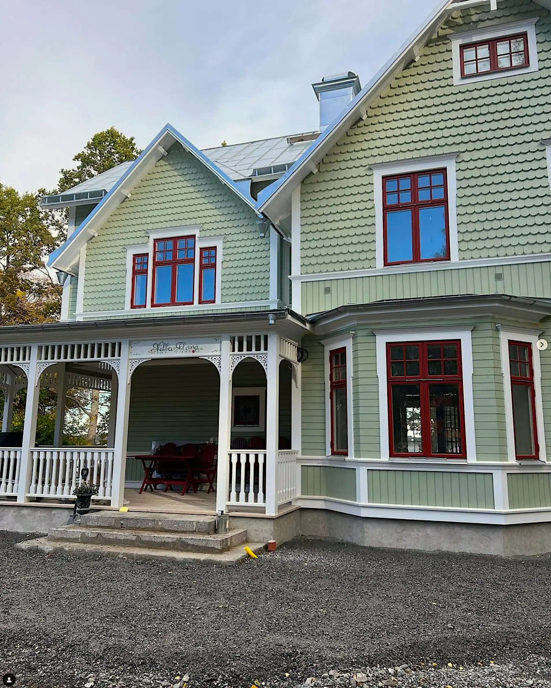 Grünes Haus mit Veranda und viel Schreinerfreude. Holzkonsolen für den Außenbereich, inspiriert vom Jahrhundertwechsel und Jugendstil des 19. Jahrhunderts - Gaveldekor.