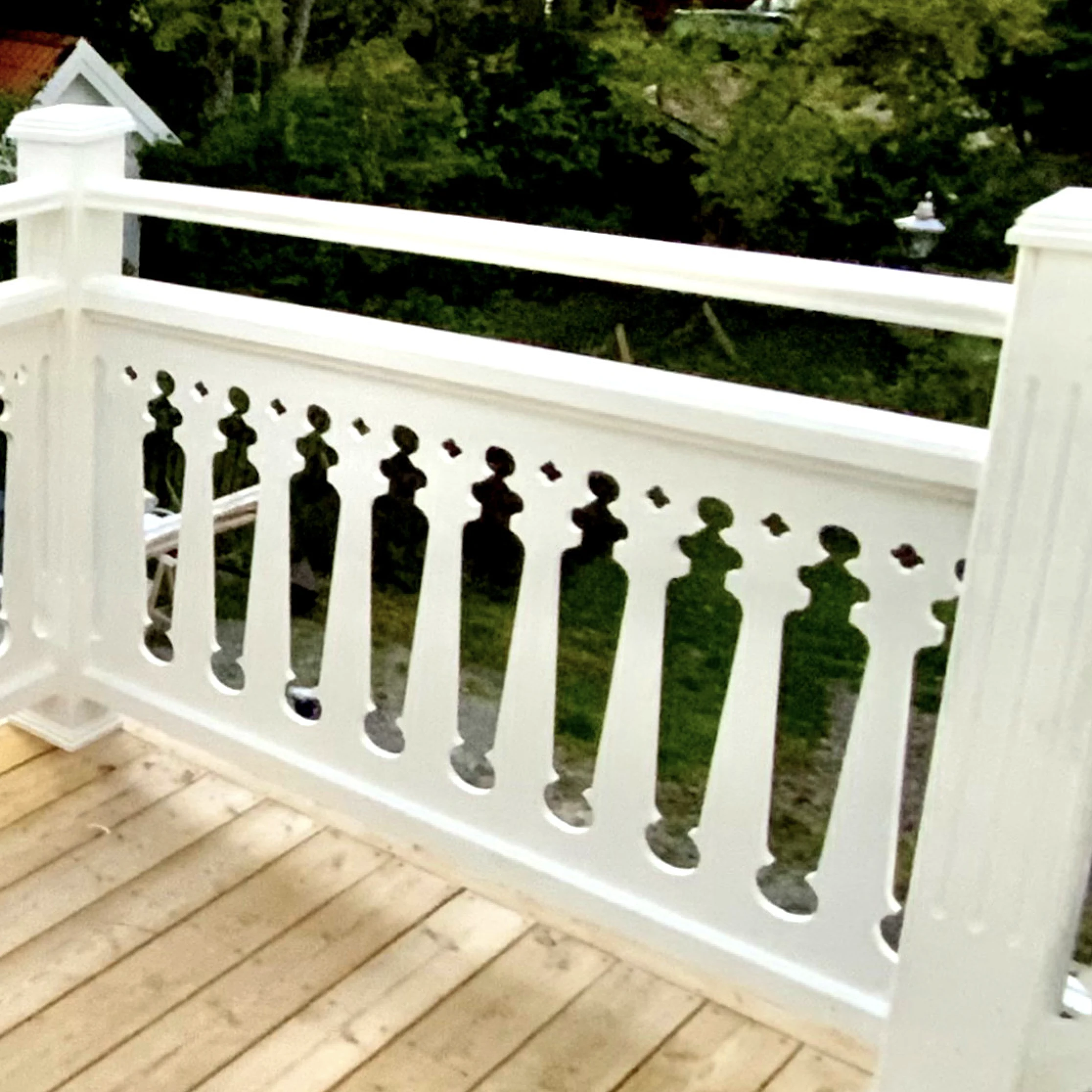 Inspiration for how to assemble and build a Swedish wooden fence with double handrails in an old-fashioned and 19th-century style, but at the same time beautiful and secure - Gaveldekor - House decoration for porch, bridge porch, and entry porch.