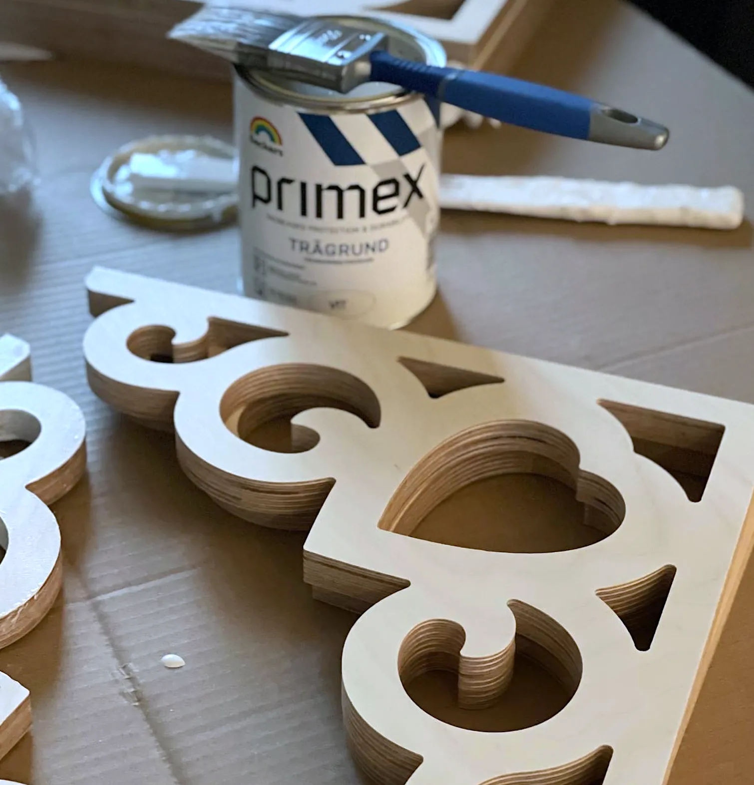 Måla träkonsolen med snickerifärg eller linoljefärg. Målar du med med akrylat är det viktigt att först måla med grundfärg - vackra gammaldags träkonsoler att montera utomhus på veranda och altan - Gaveldekor