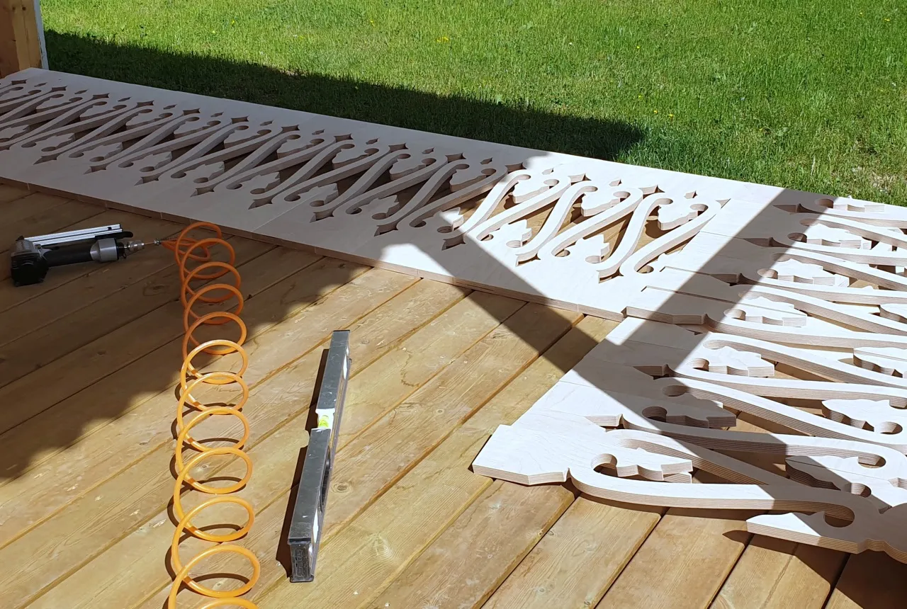 Inspiration för hur du monterar och bygger ett svenskt trästaket i gammaldags stil och 1800-tals stil - Gaveldekor - Snickarglädje för veranda, Brokvist och farstukvist