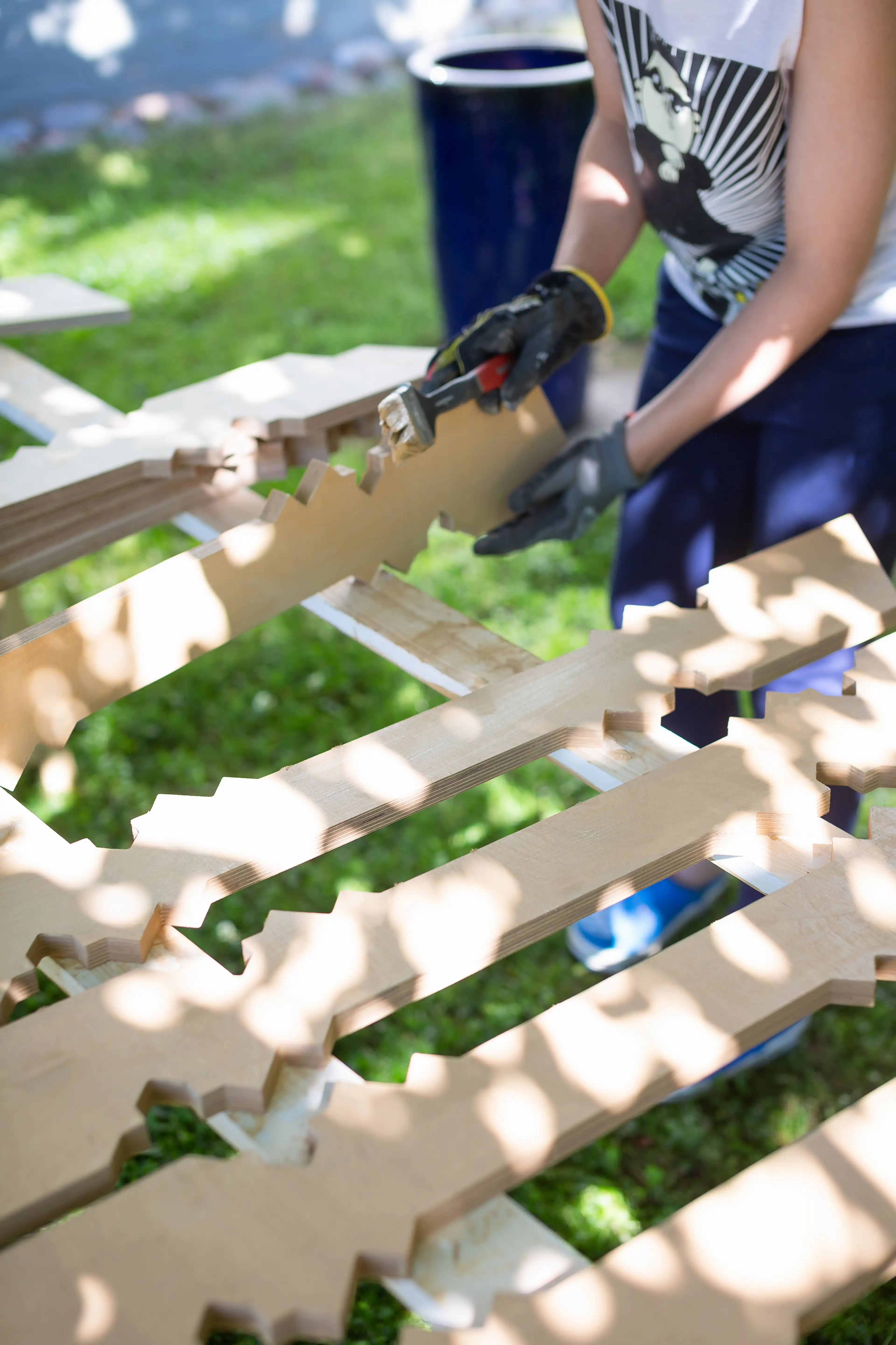 Freshly painted railings and fences in white color with an elegant style and a touch of turn-of-the-century feel - Gaveldekor