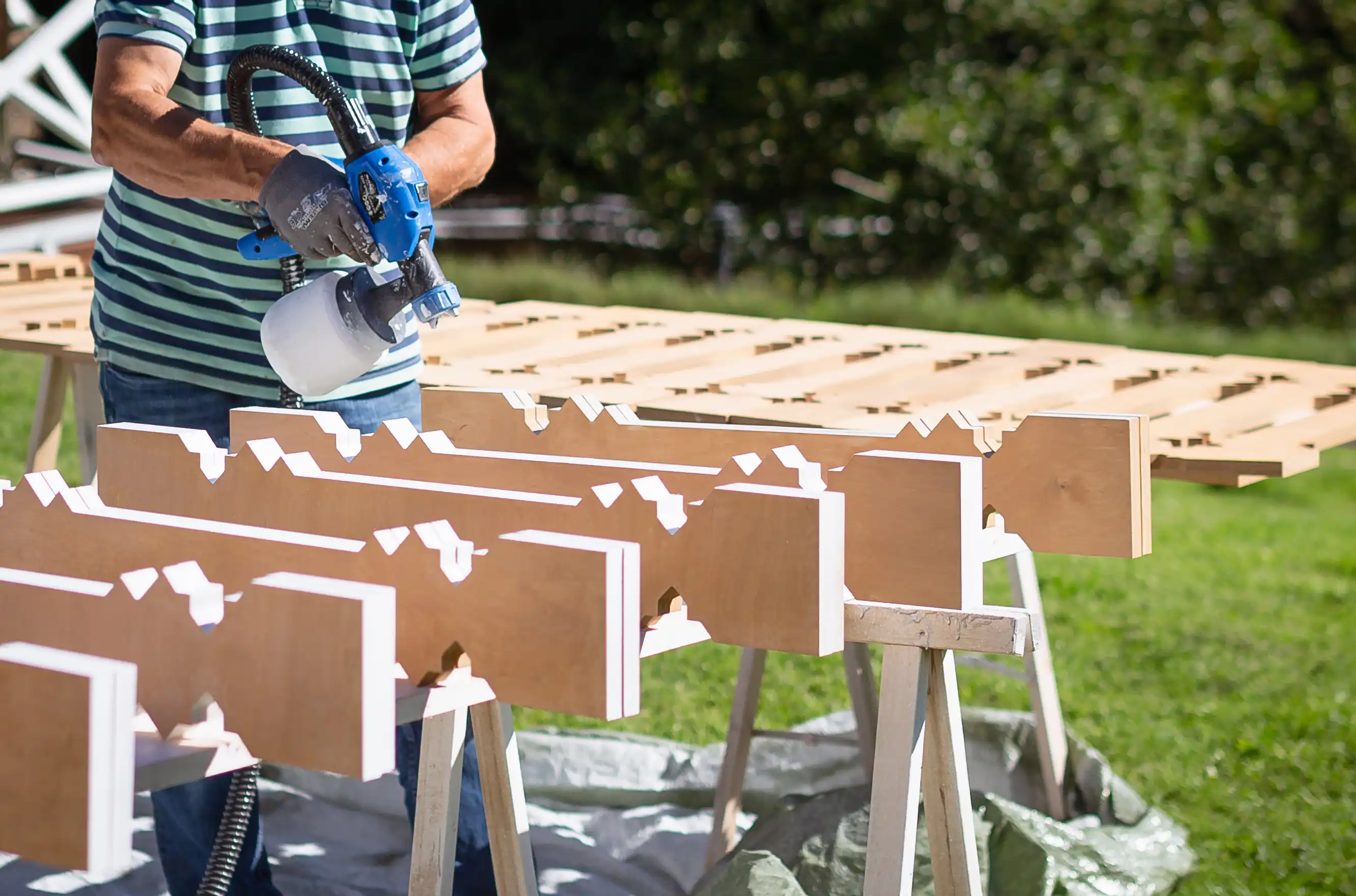 Nymålade räcken och staket i vit färg med elegant stil och känsla av sekelskifte - Gaveldekor